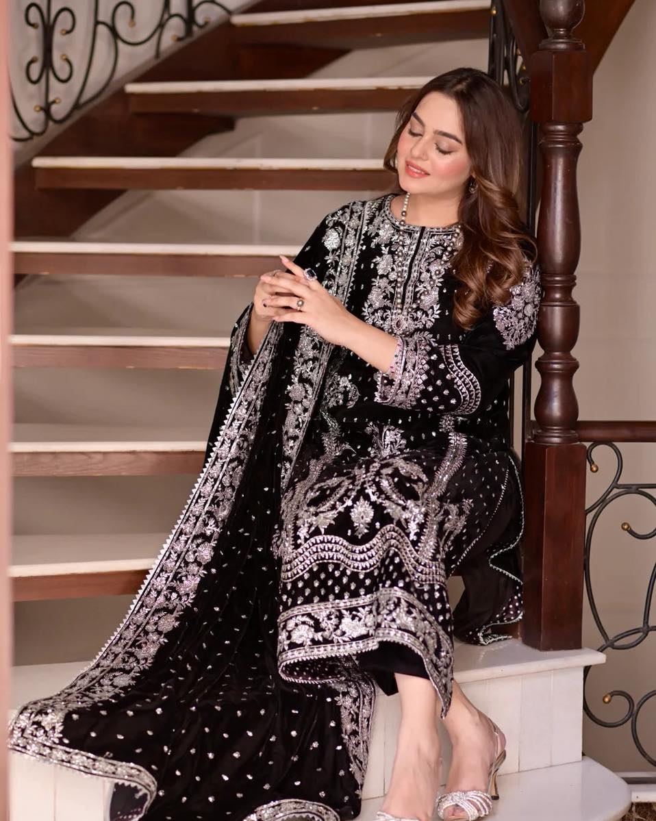 Aneelas Luxury Velvet Collection "Black"